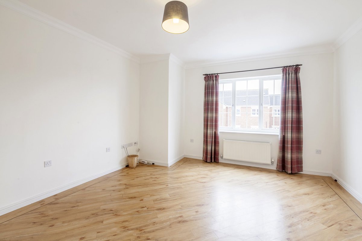 RMEnglishYork's tweet photo. This spacious, top floor, two-bedroom apartment is offered to the market with no onward chain and is ideally suited to a first-time buyer or investor. Asking Price: £169,950 
https://t.co/yZyMCQh3it https://t.co/wkAhdkkRnP
