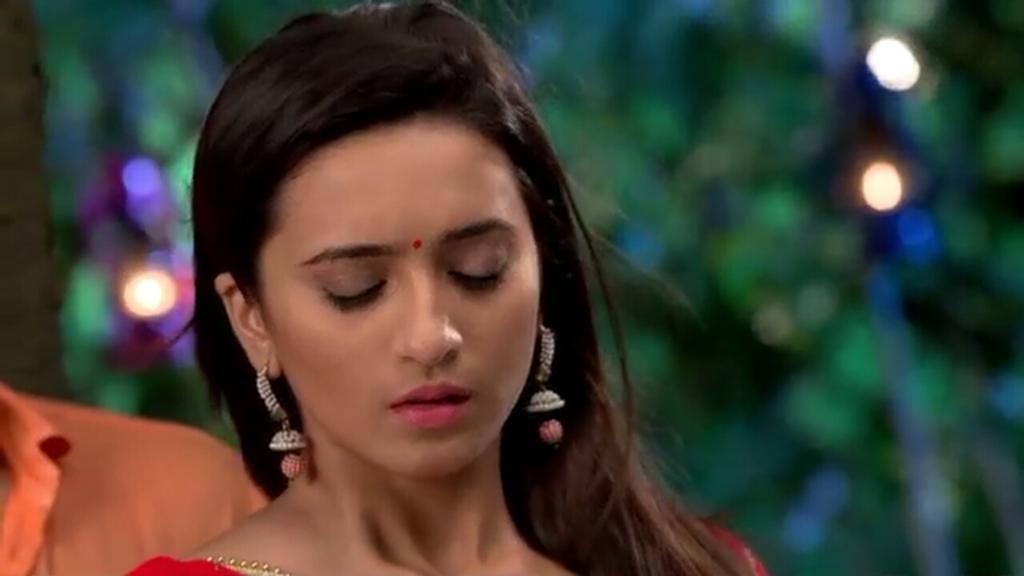 thaarkichokri's tweet photo. HIS HANDS CARESSING HER BARE BACK ๐ญ๐ญ๐ญ
#2YearsOfJNDSD https://t.co/1pLoSHV21P