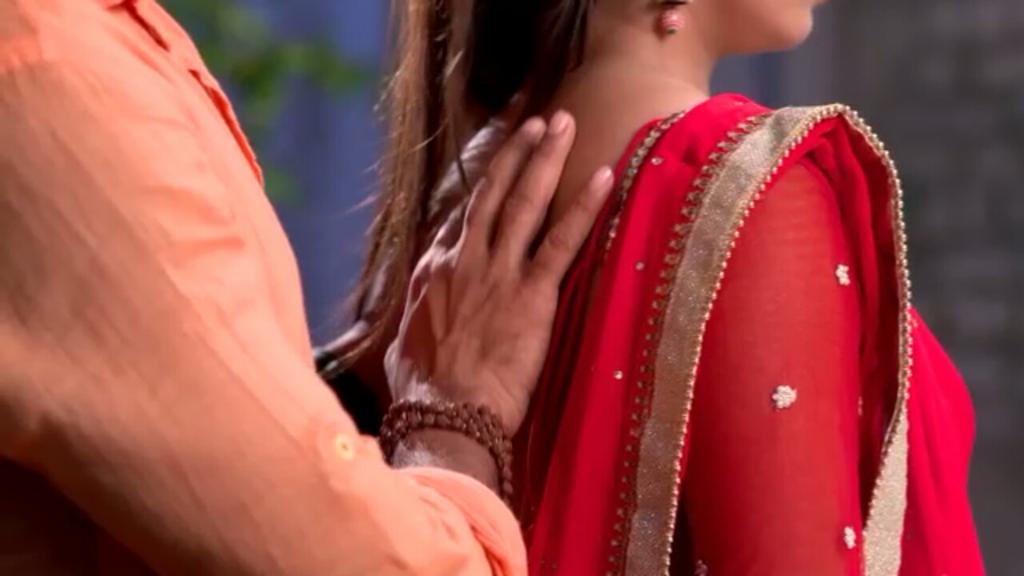 thaarkichokri's tweet photo. HIS HANDS CARESSING HER BARE BACK ๐ญ๐ญ๐ญ
#2YearsOfJNDSD https://t.co/1pLoSHV21P