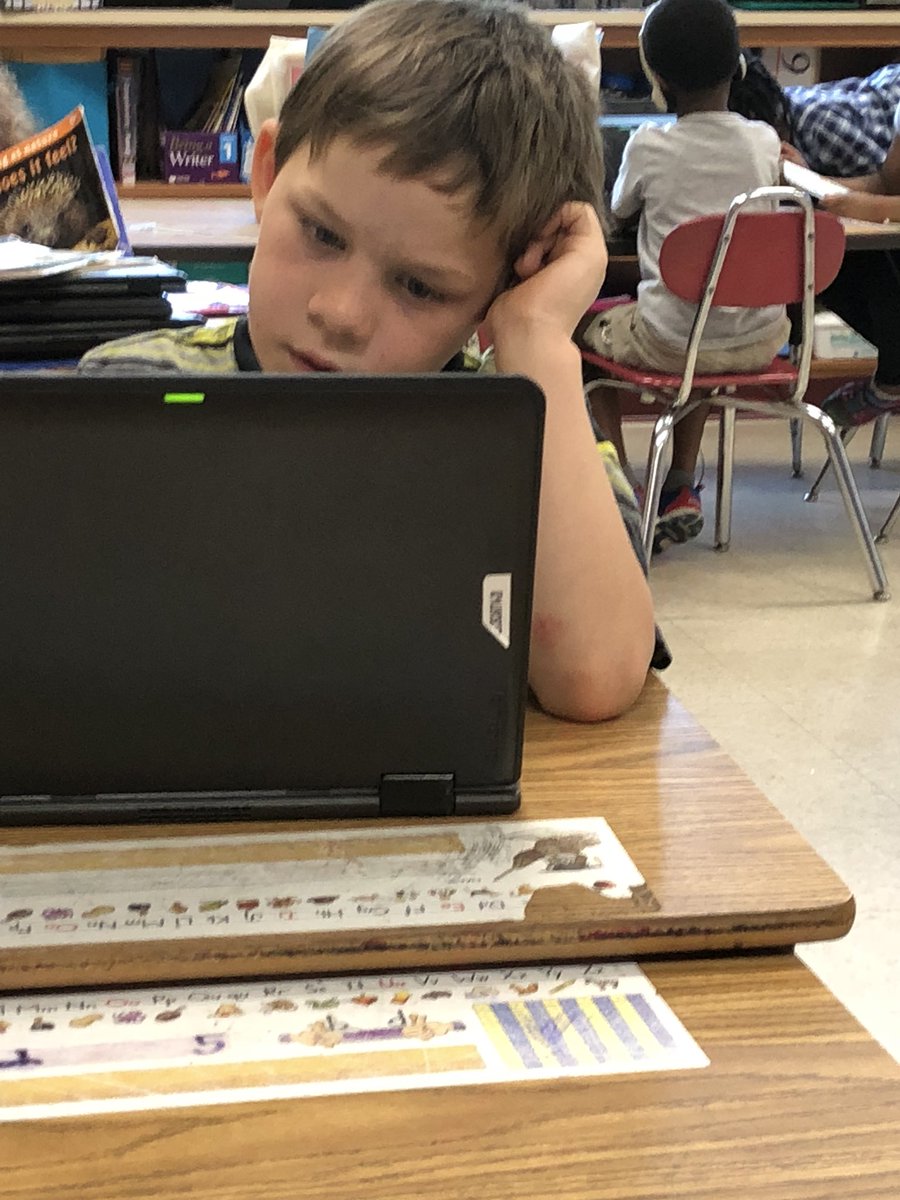 MamaBearTeele's tweet photo. I ❤️ when you see the children thinking while reading. This makes me 😊. #KellySmiles #WO2World @LauraAAmendola https://t.co/BwvLmHgg9R
