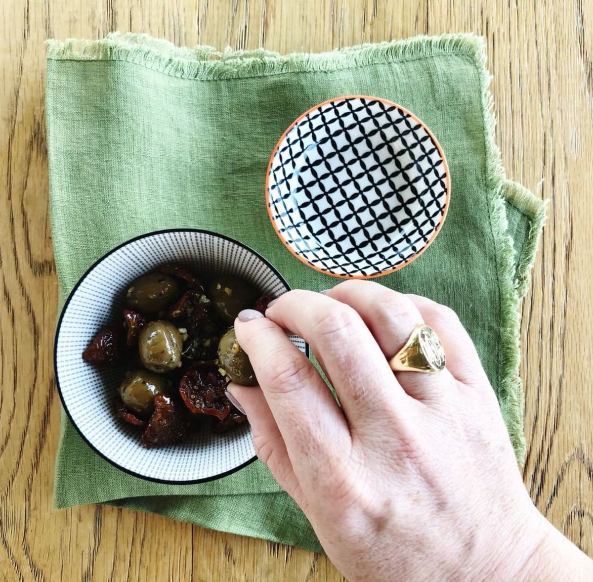 Pro tip: Olive Oil of the World sells the MOST divine marinated Castelvetrano olives (with garlic, sundried tomatoes, herbs, olive oil). They make the perfect snack alongside a glass of wine. Then there's Quinn that sells the most adorable adorable bowls and napkins! #treatyoself