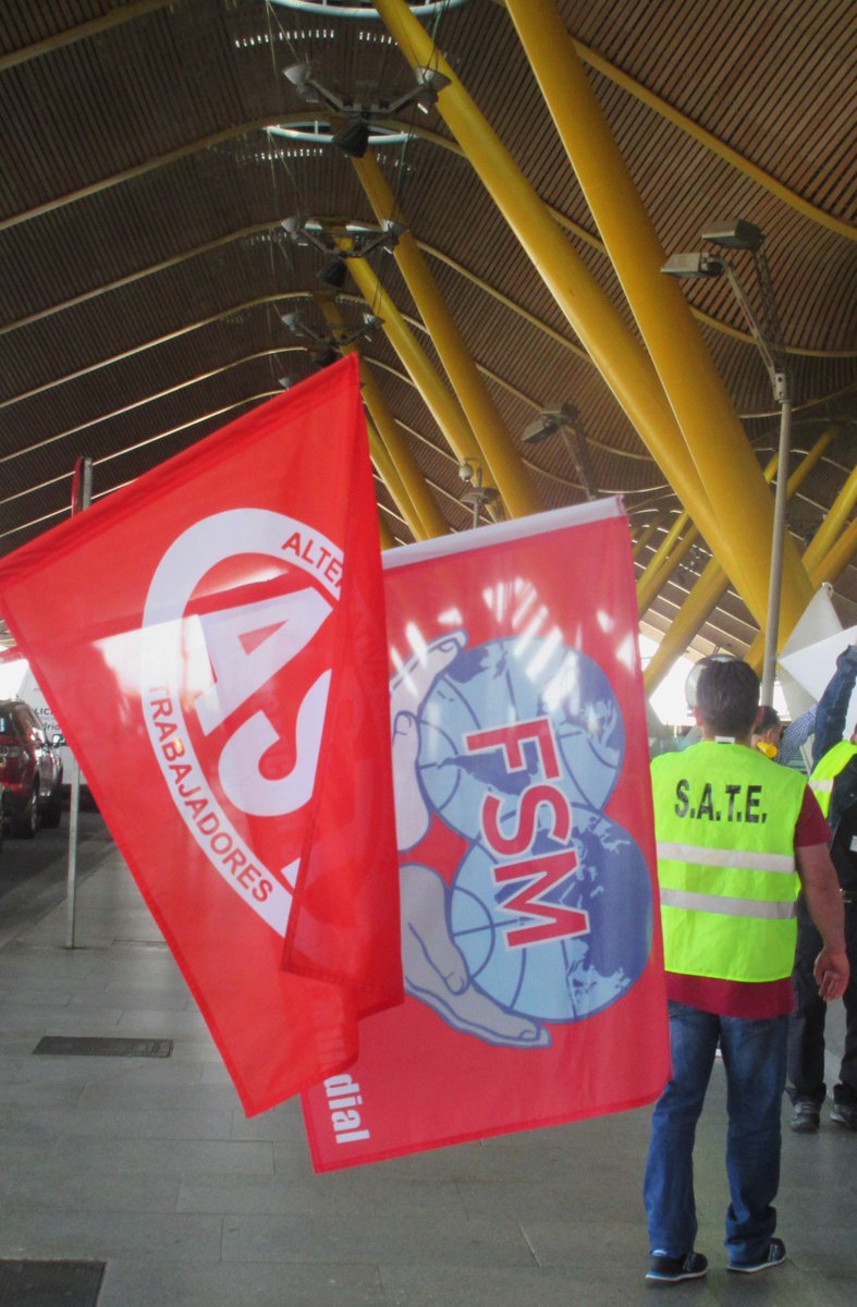astsindicatode1's tweet photo. SIGUE LA HUELGA DE LOS COMPAÑEROS Y COMPAÑERAS QUE TRABAJAN EN LA GESTIÓN DE LAS MALETAS EN LA T-4 (MADRID-BARAJAS)
  Contra la precariedad. Para que el trabajo deje de ser un grave riesgo para la salud. No más explotación laboral ¡NI UN PASO ATRÁS! https://t.co/An8dHd0V2F
