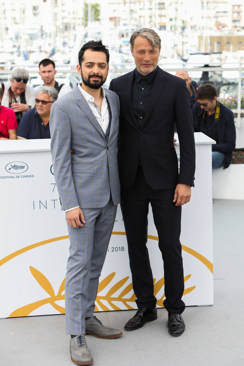 Mads e o diretor Joe Penna (<a href="/MysteryGuitarM/">Joe Penna</a>) hoje na photocall do filme 'Ártico' no Festival de Cannes (10/05/2018)
💙💙💙
#MadsMikkelsen #Arcticmovie  #CannesFilmFestival #Cannes2018