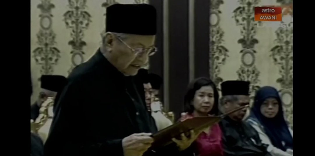 PIFANEWS's tweet photo. History has been made! The new Prime Minister of Malaysia. Tun Dr Mahathir Mohamad.

Source:@501Awani

#Mahathir #Malaysia https://t.co/nDTsaVNwAh