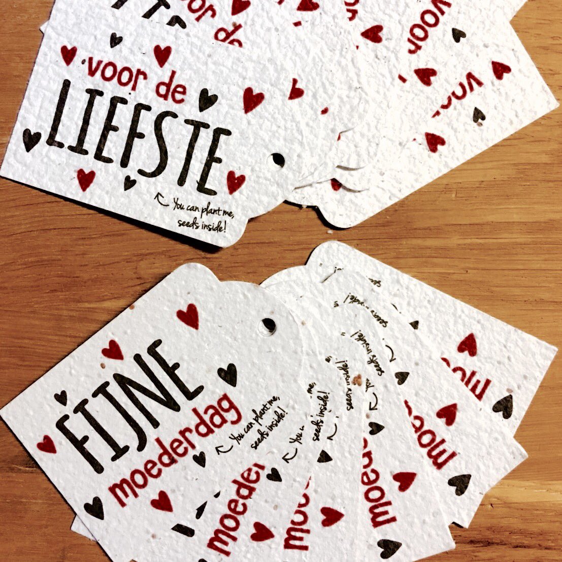 Zondag Moederdag ❤️ en wij zorgen graag voor een origineel, lief en groen cadeautje! Daarom staan we zaterdag op de MaMa Market in Hillegersberg en krijg je een van deze bloeikaartjes bij je aankoop #bloeikaarten #letitgrow #iliketogrow #seedsinside #deliefste #mamma #moederdag