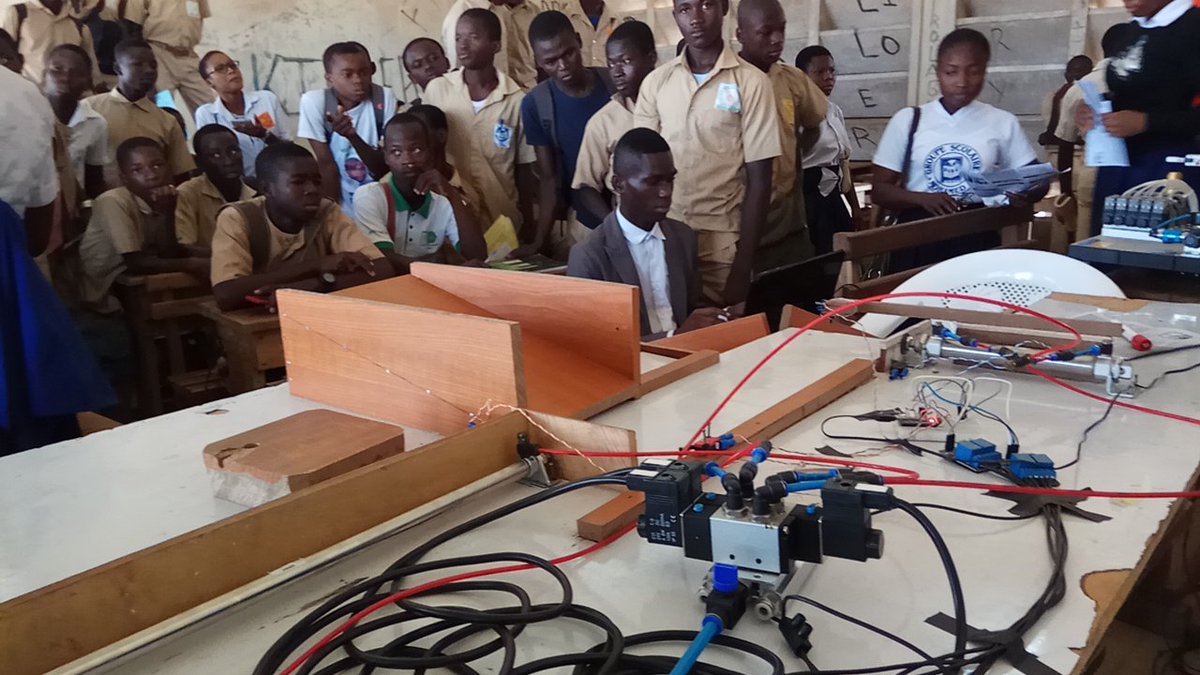 iTechLab_ci's tweet photo. Le #low_tech est une réponse à la problématique d'équipement et d'enseignement expérimental dans les écoles africaines. Le cas d'#arduino👇 https://t.co/paghvjzp9m