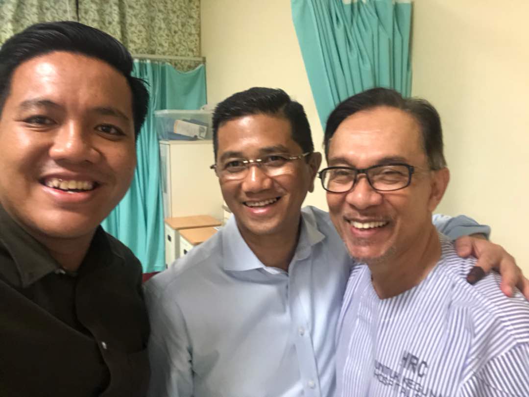 afifbahardin's tweet photo. Alhamdulillah kemenangan rakyat membolehkan ini berlaku. @AzminAli dan saya dapat bertemu @anwaribrahim sebentar tadi di Cheras. Kita doakan segala proses bakal berjalan lancar 

#KeadilanMenang 
#BebasAnwar https://t.co/2qA10hoOu0