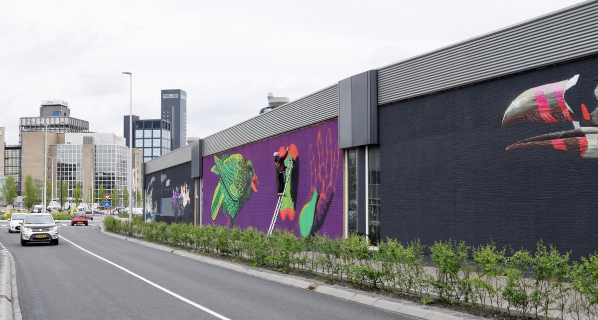 De Marshallweg wordt opgeknapt door zeven kunstenaars die er een vette muurschildering op maken. bit.ly/2KQF3Ev