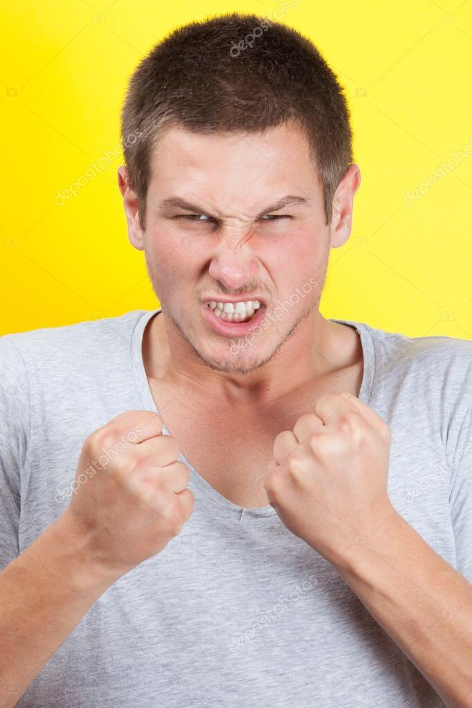 озлобленный мужчина