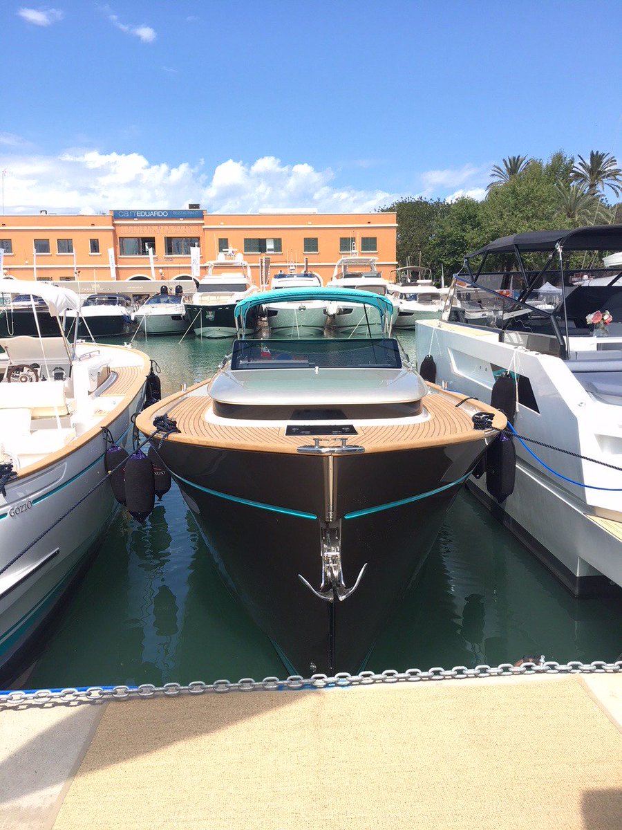 Two boats, one spirit: that of #Gozzo, here on display at the @BoatshowPalma! 🛥️🌊