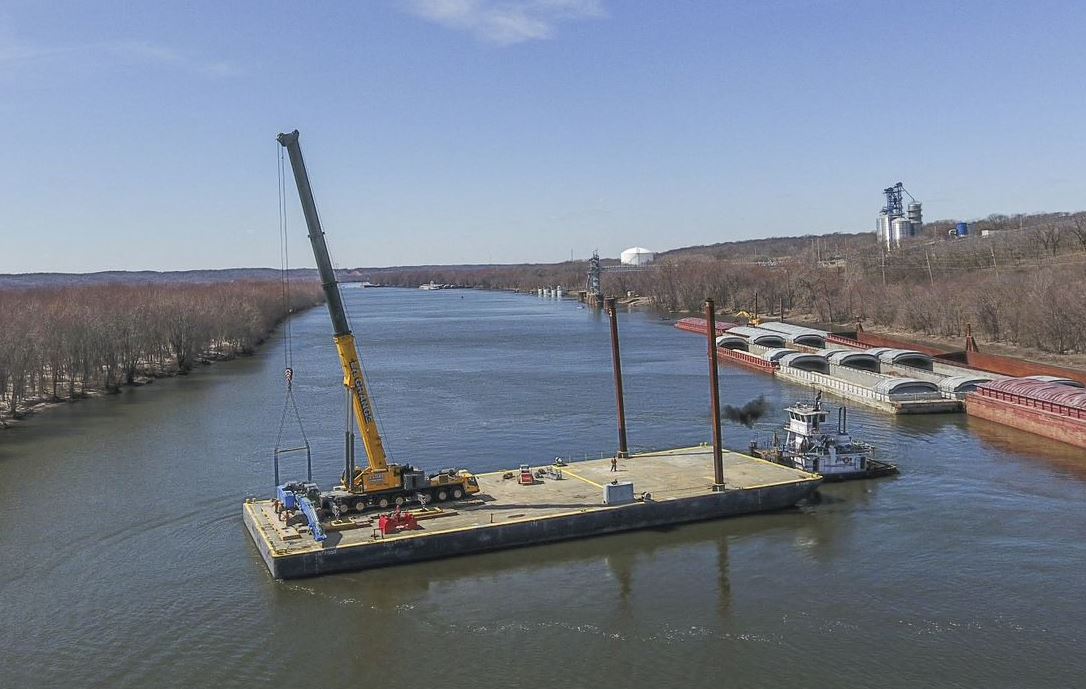 Watch a 550 Ton Crane Float down the Illinois River! New Project Spotlight: lagrangecrane.com/projects/float…
