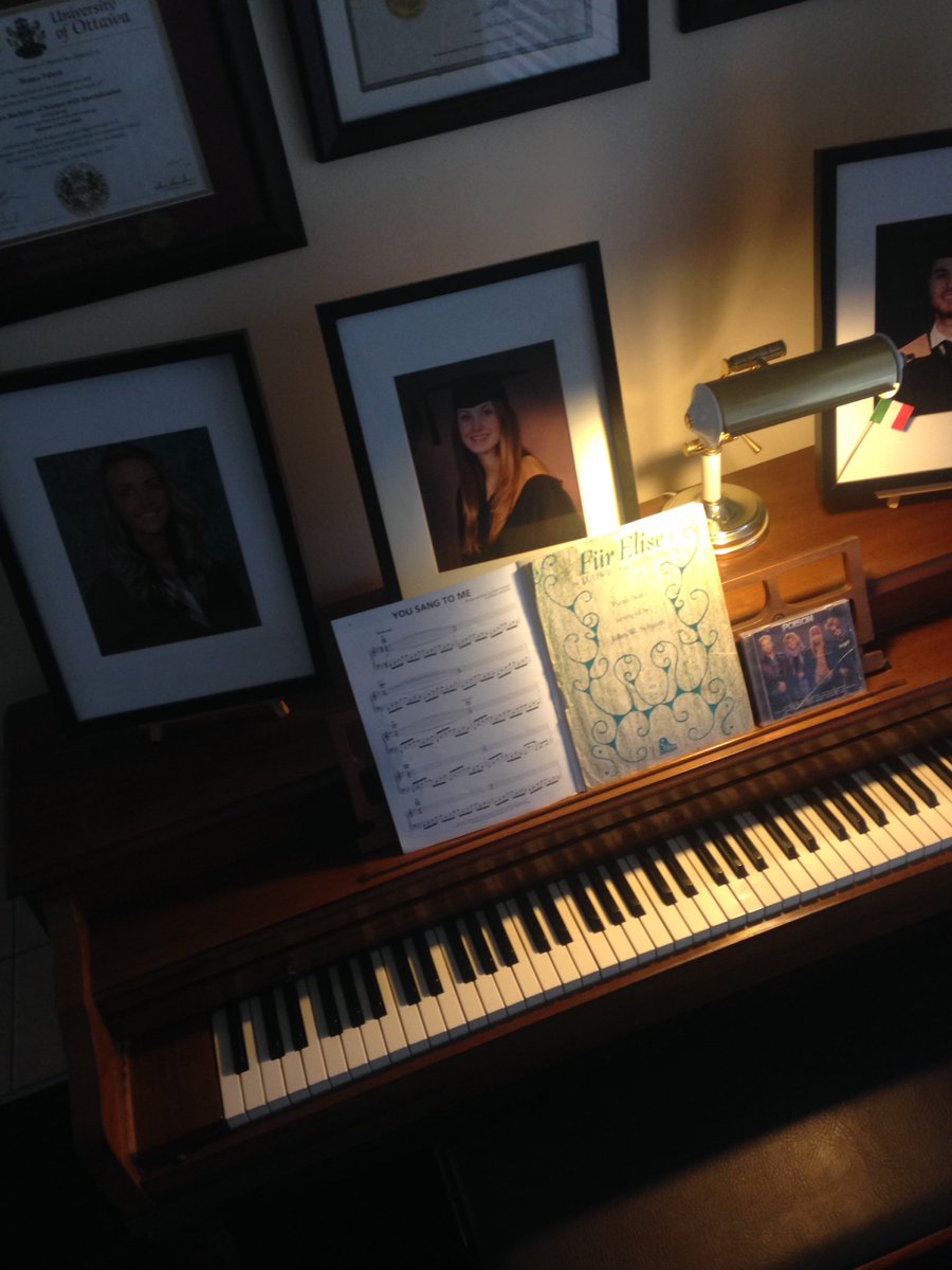 rosemaryalleruz's tweet image. Practicing a lil &quot;classic, Pop, and Rock&quot; songs! #PianoTime 🎤🎶🎤