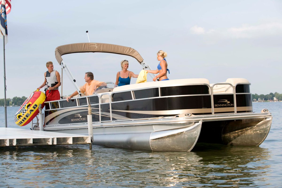 BennyPontoons's tweet photo. #ThrowbackThursday to the 2010 #Bennington G Series #PontoonBoat. Who still has this model? #BennyStyle https://t.co/5zjXC0zWjY