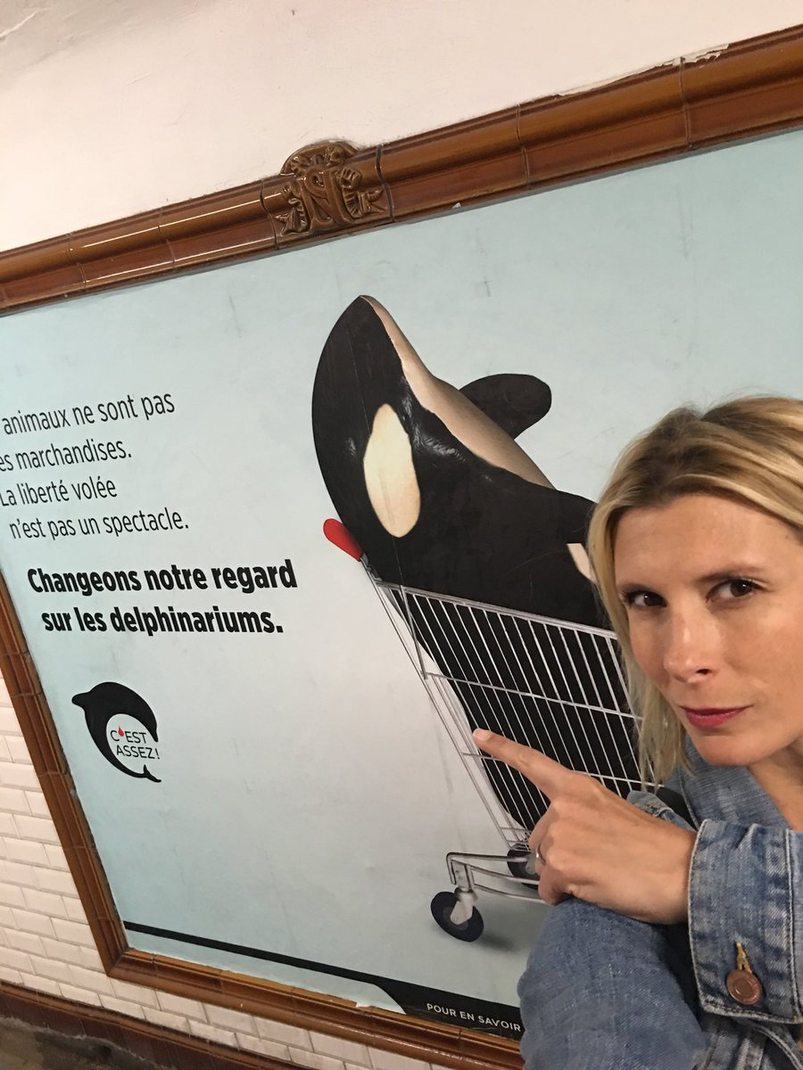 Très heureuse d’être la marraine de <a href="/cestassezfrance/">C’est Assez !</a> 🐬🐬 ! Actuellement grosse campagne de sensibilisation au triste sort réservé aux animaux dans les delphinariums. Si vous croisez cette affiche dans le métro parisien, hop un petit selfie et un petit tweet ! 🐬🐬🐬