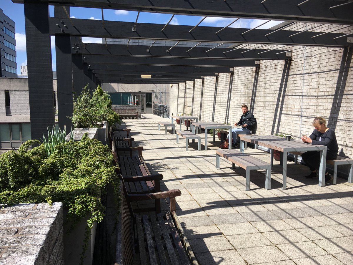 rncmlive's tweet photo. Another sunny day at the RNCM ☀️✌️ #rncm #rncmlife #summer #sun #music #conservatoire #manchester https://t.co/XoQjb3lpAO