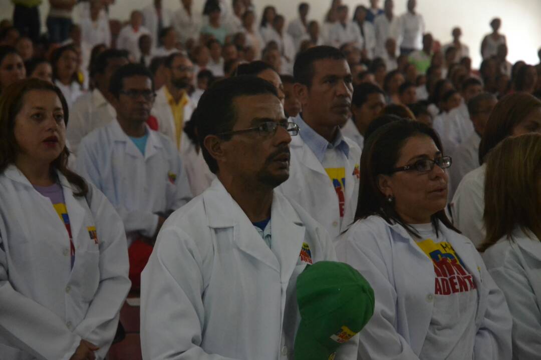 gestionperfecta's tweet photo. #Ahora en acto de dotación integral de equipos básicos a los Médicos Integrales Comunitarios del estado #Lara #JuntosEsPosible #LaraTierraDeEsperanza 
Cuenten conmigo siempre médicos de la Patria! https://t.co/ZqUpAF3lyg