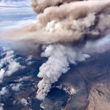 Stunning photo of the explosion at Halema‘uma‘u crater yesterday. You can see the initial brown color in the upper plume from initial incorporation of rock fragments, then white steam. Pic: <a href="/Paradisecopters/">Paradise Helicopters</a>.