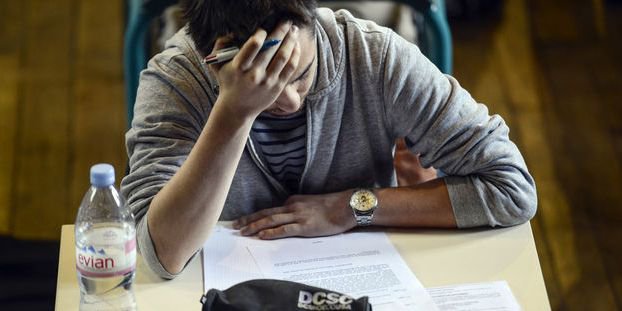 Mathsbook_fr's tweet photo. Vous avez de la chance, le Bac Pondichery tombe plus tôt que celui de la métropole. Vous pourrez ainsi mieux vous entraîner sur des sujets de cet année grâce aux sujets et corrigés du Bac maths Pondichery 2018. https://t.co/V3Ww4apzBt https://t.co/EvR1nAi88q