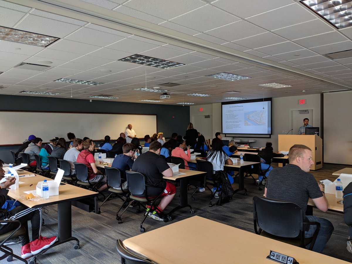 peoplesnatgas's tweet image. We&apos;re happy to welcome all of these students to Peoples for the #PTCSTEM summit! We&apos;re talking about the different career options here at Peoples! #STEM2Work @PA_PUC