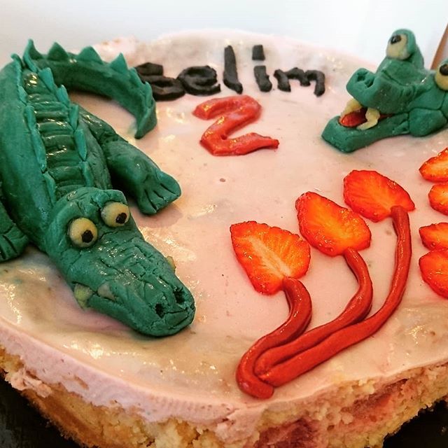 sweetspotparis's tweet photo. Aujourd'hui, Selim a 2 ans, et on lui souhaite un bon anniversaire avec des crocodiles ! 😊
Les demandes sympathiques sont toujours bienvenues au SweetSpot 😄

#lesweetspot #le_sweetspot #sweetspotparis #cakedesign #crocodile #fondantchoco #chocolatbla… https://t.co/BZfFsKS4ou https://t.co/x5WyMR7R54