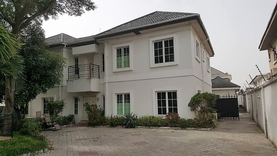 Leke_Sanni's tweet photo. #Latepost for the day:

2 Five (5) bedroom detached houses complimented with a swimming pool in Lekki, Lagos.

Price: 300M

DM for more details. https://t.co/L37IeDZJwi