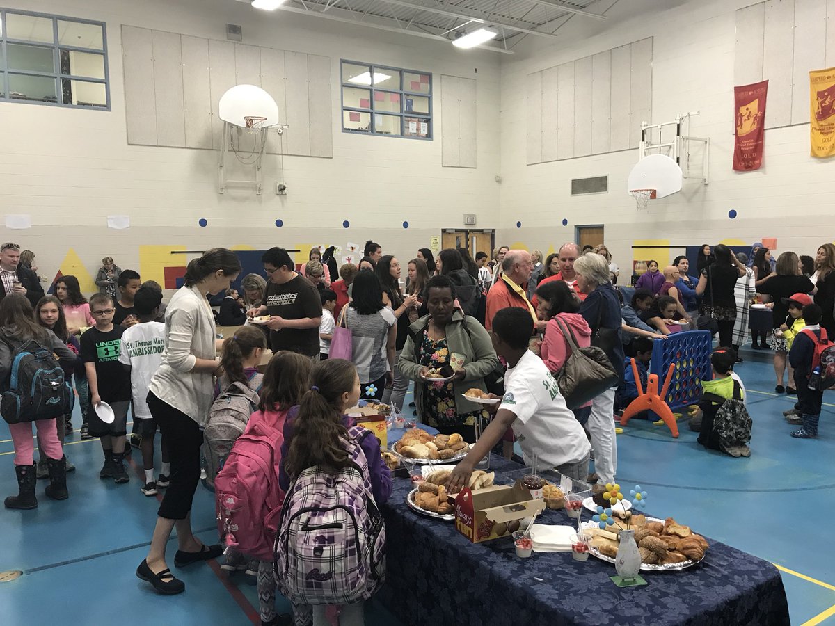 ThomasMoreOCSB's tweet photo. Special thanks to our STM Parent Council for hosting a delicious breakfast for our Open House! Thanks to our parent volunteers via the tremendous leadership of Dawn-Marie for this feast! #CathEdWeek #STMEdweek2018 @OttawaCSPA https://t.co/fFxw1qBifG