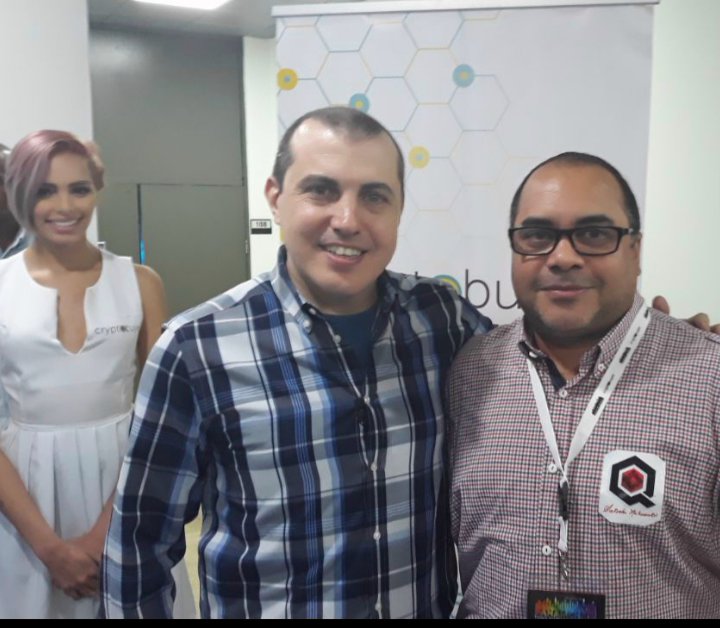 CaymanPirate's tweet photo. With the man himself, .@aantonop at #PanamChain 2018 #Blockchain #FinTech #CiudadDelSaber #Panama
#Latepost https://t.co/bfjbP1SJHi