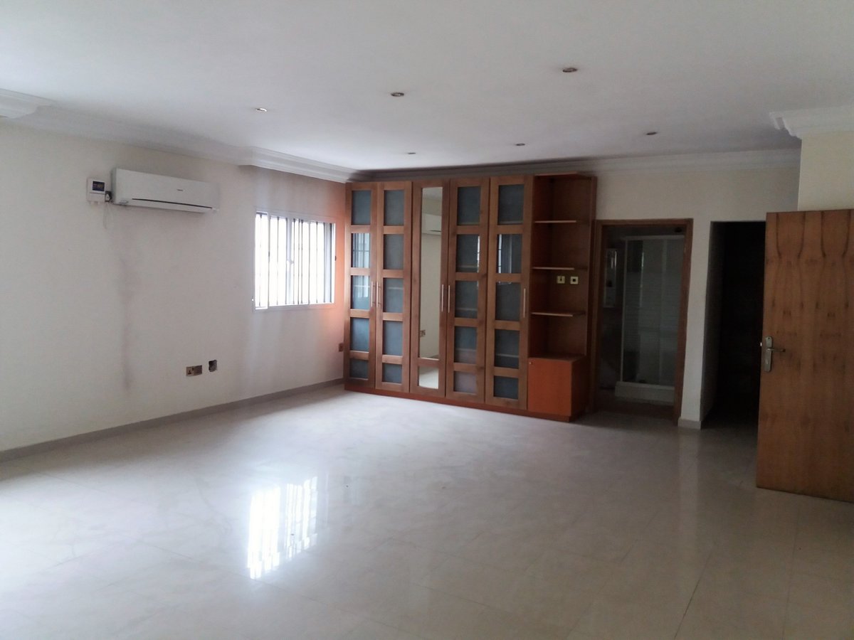 Leke_Sanni's tweet photo. #Latepost for the day:

2 Five (5) bedroom detached houses complimented with a swimming pool in Lekki, Lagos.

Price: 300M

DM for more details. https://t.co/L37IeDZJwi