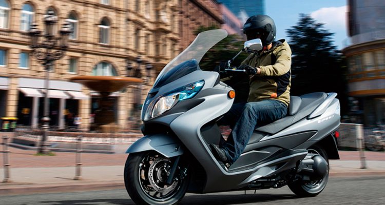 La Burgman 400 es uno de los máximos exponentes en scooter GT, comodidad y capacidad viajera. #SUZUKI #oriolmotos  #motocasion goo.gl/rrqS23