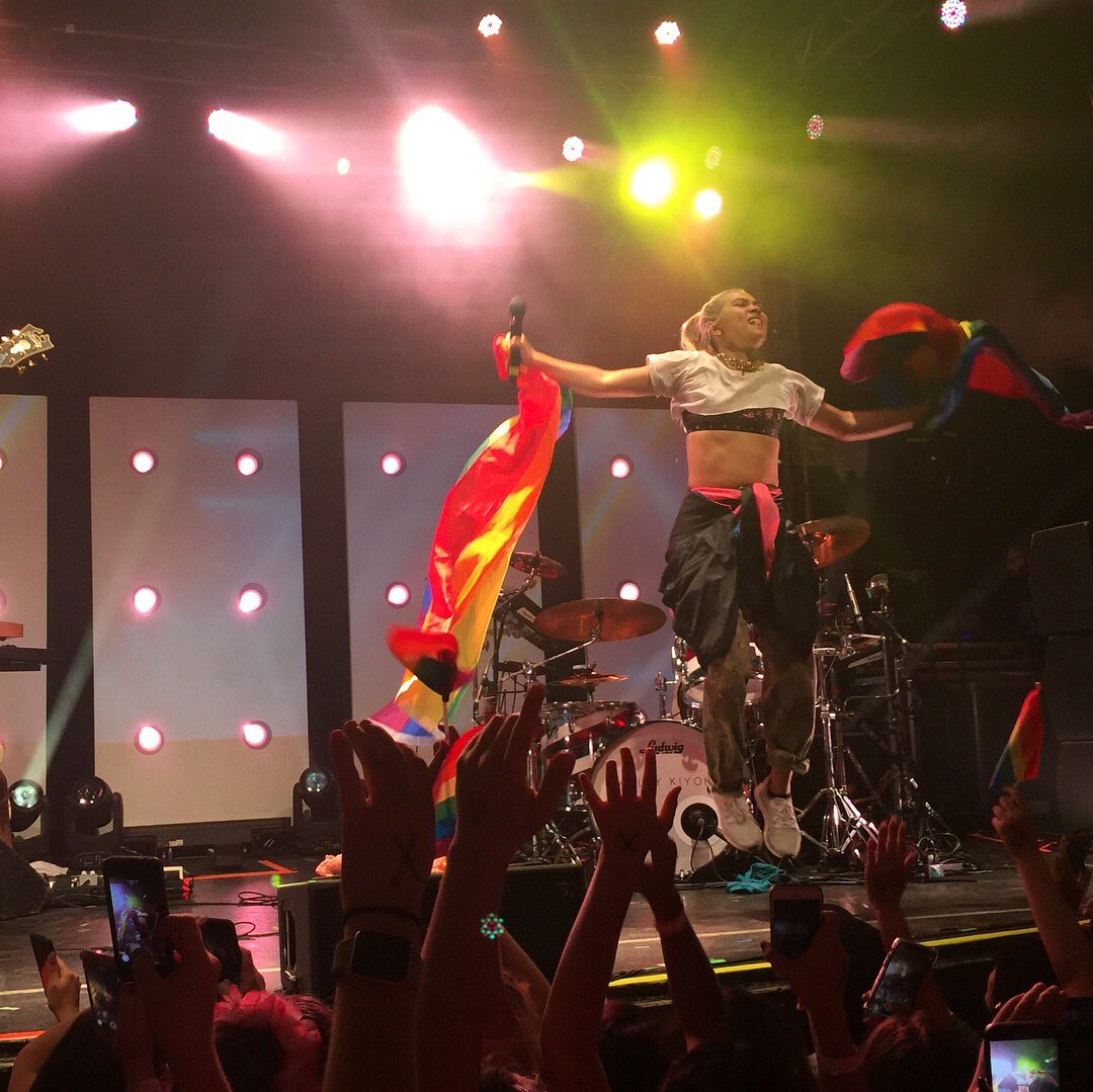 cheytoya's tweet photo. We deserve better and she delivered, @HayleyKiyoko put on an amazing show. Nothing but love in that crowd 🏳️‍🌈 https://t.co/TkCwgKoyRZ