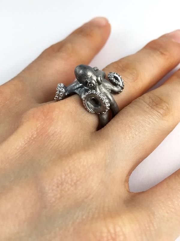 ことり隊長 世界各地の熱帯 湿帯海域に広く分布するタコ の一種 マダコ 真蛸 をデザインしたemiriaのリング 雌のマダコの吸盤の並びも緻密に再現 小さなタコが指に巻き付く様子が可愛いリングです タコ 蛸 マダコ Octopus アクセサリー