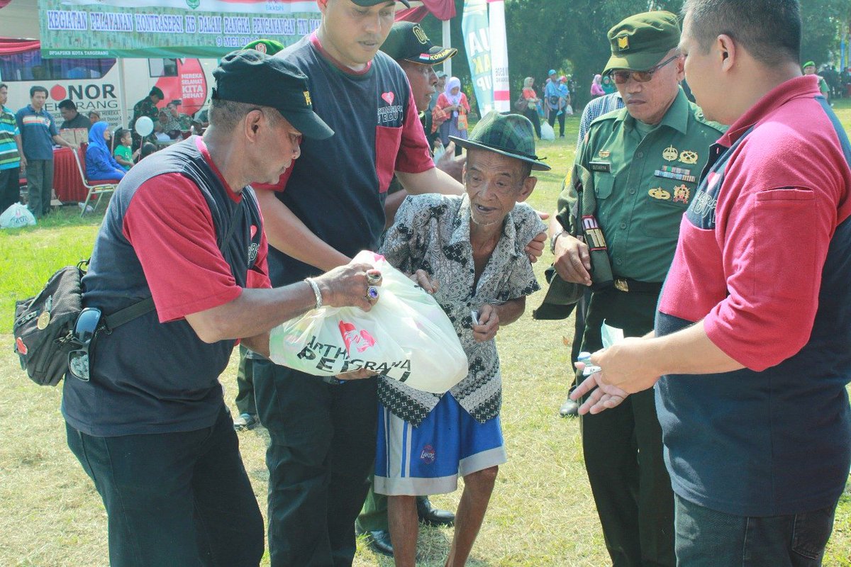 dkusumo45's tweet photo. Artha Graha Peduli akan selalu membuat mereka terbantu dan tersenyum dengan adanya Pasar Murah AGP.

#agppasarmurah #PasarMurahAGP #AGPeduli #Pasarmurah @agpeduli @tamblingwildlife @agnezmo https://t.co/2fWtwrE2Oq