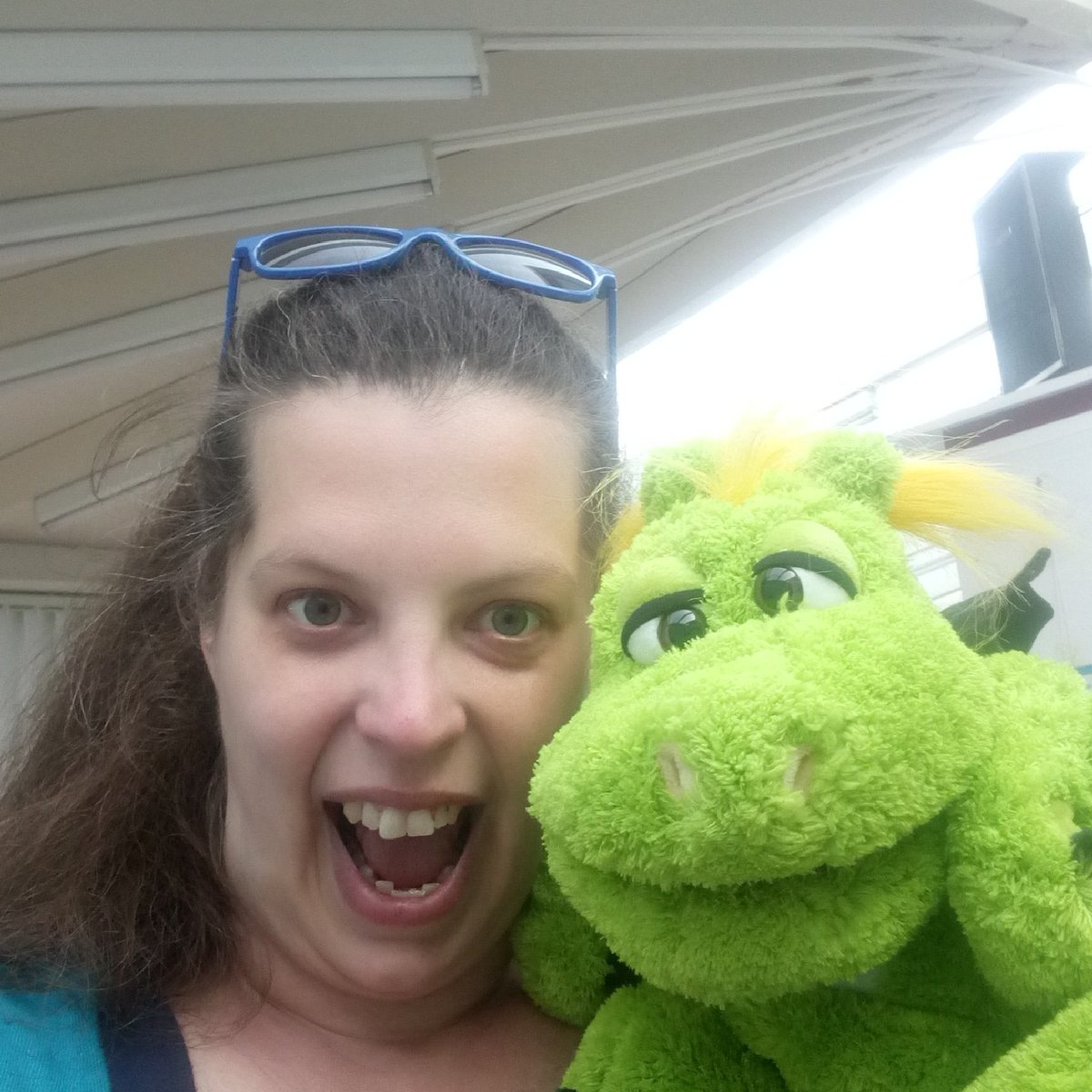 Zwelgje heeft er zin in. Hij moet nog even wachten. Hopelijk houdt hij zijn vuur binnen #voorschoten #kindertheater #musical #theater #kinderen #draak