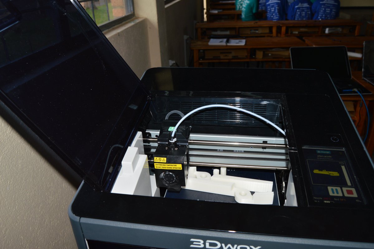 nyanzatss's tweet photo. The 3D printer was a surprise! https://t.co/r1Pkh2Te2b