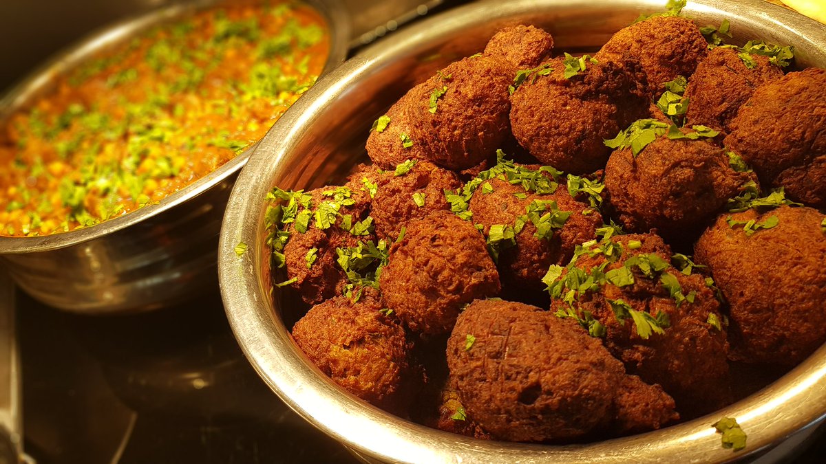 GipsyMoth_Elior's tweet photo. Tastes of Persia. Persian Beef Stew or Persian Chickpea &amp; Falafel Fritters. Additional sides of Persian Sesame Bread and Homemade Flatbread @elioruk @MarcRichards99 #eliorfoodie #teamelior #eatwithelior https://t.co/FJSrsUv4qY