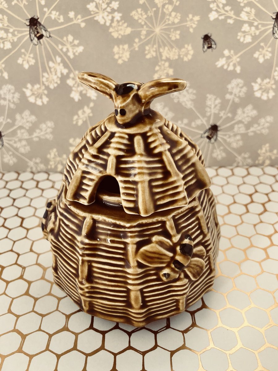alexjane58's tweet photo. A #vintage #WilsonandPurdy #beehive shaped #honeypot. Styled to imitate a traditional #wickerskepbeehive with #bees on the surface and lid. #c1930 #vintage #honeypot #antique #collectible #collectibles #skep #beehive #alexsprettyvintageonetsy #1930s #giftidea https://t.co/DwHFMLz6yg