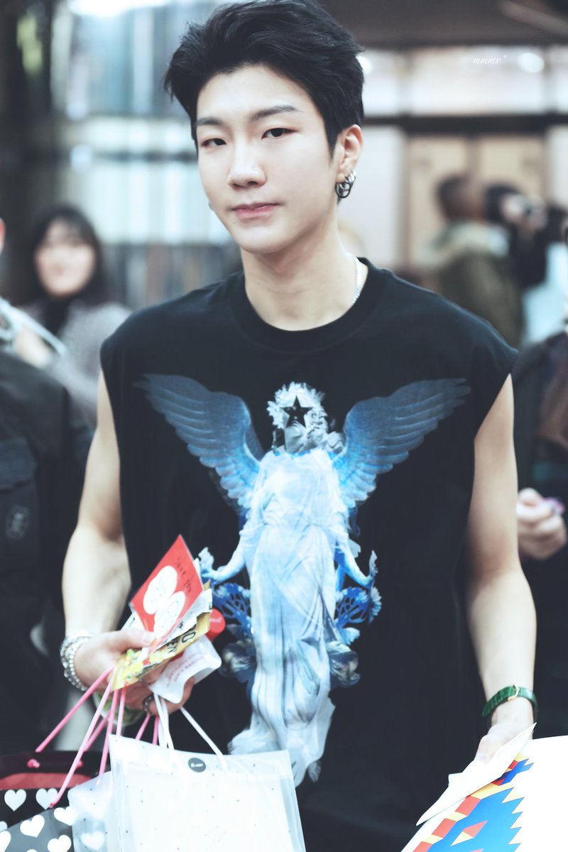 Jniewalker's tweet photo. ชอบความพี่ฮุนจัง หล่อแบบไม่เหมือนไอดอล ไม่ได้หล่อจัดอะไรขนาดนั้น แต่สูงยาวขาวตี๋แต่งตัวดี หล่อได้ตลกได้ เอนเตอร์เทนเราเก่ง ดูเป็นแฟนหนุ่มในชีวิตประจำวัน แต่ถามว่าในชีวิตประจำวันเราจะมีแบบนี้มั้ย ก็ไม่ https://t.co/xGCujvV07F