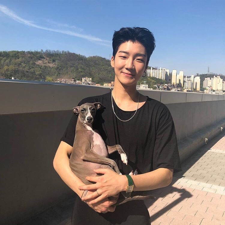 Jniewalker's tweet photo. ชอบความพี่ฮุนจัง หล่อแบบไม่เหมือนไอดอล ไม่ได้หล่อจัดอะไรขนาดนั้น แต่สูงยาวขาวตี๋แต่งตัวดี หล่อได้ตลกได้ เอนเตอร์เทนเราเก่ง ดูเป็นแฟนหนุ่มในชีวิตประจำวัน แต่ถามว่าในชีวิตประจำวันเราจะมีแบบนี้มั้ย ก็ไม่ https://t.co/xGCujvV07F