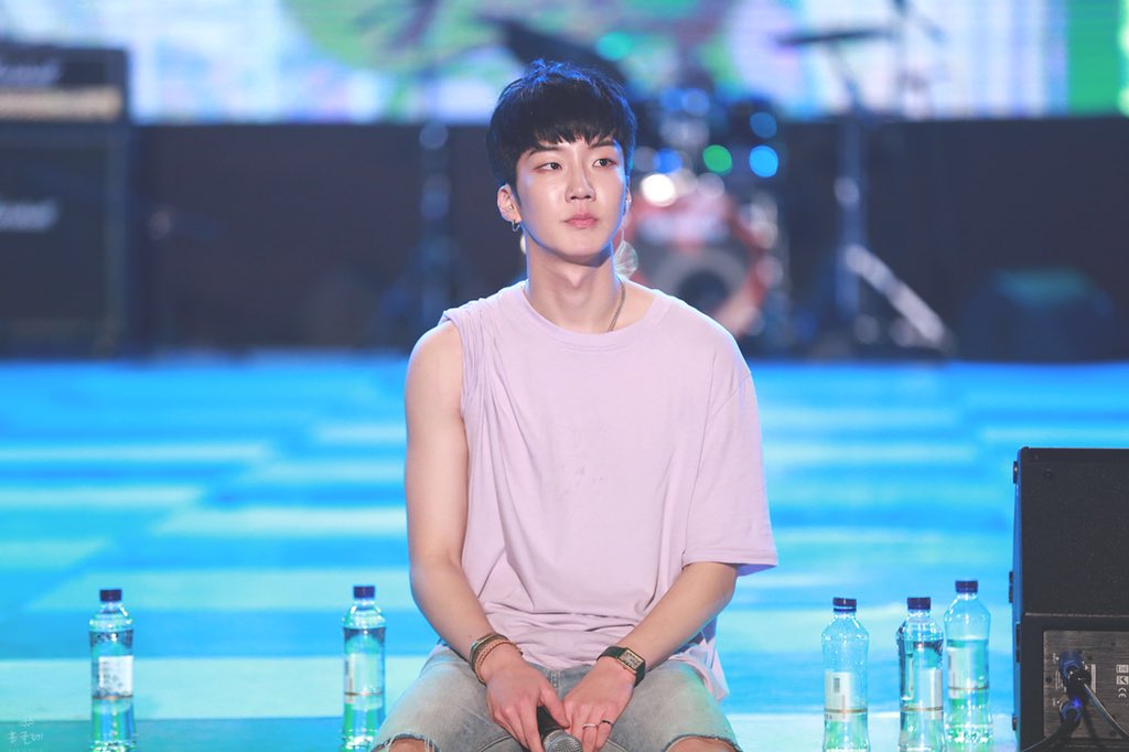 Jniewalker's tweet photo. ชอบความพี่ฮุนจัง หล่อแบบไม่เหมือนไอดอล ไม่ได้หล่อจัดอะไรขนาดนั้น แต่สูงยาวขาวตี๋แต่งตัวดี หล่อได้ตลกได้ เอนเตอร์เทนเราเก่ง ดูเป็นแฟนหนุ่มในชีวิตประจำวัน แต่ถามว่าในชีวิตประจำวันเราจะมีแบบนี้มั้ย ก็ไม่ https://t.co/xGCujvV07F