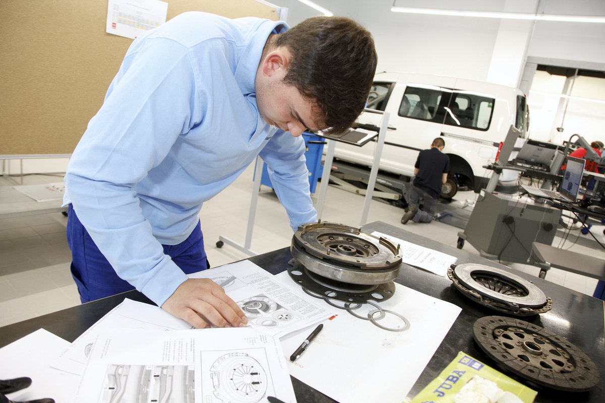 vwgroup_es's tweet photo. El nuevo centro de formación de Volkswagen Group España Distribución en Madrid acoge el inicio de la competición #MadridSkills2018. Con esta iniciativa reforzamos nuestro compromiso con el impulso de la Formación Profesional. #CreemosElFuturo #BeTheBestPartOfUs #VGED https://t.co/klDMuANMCp