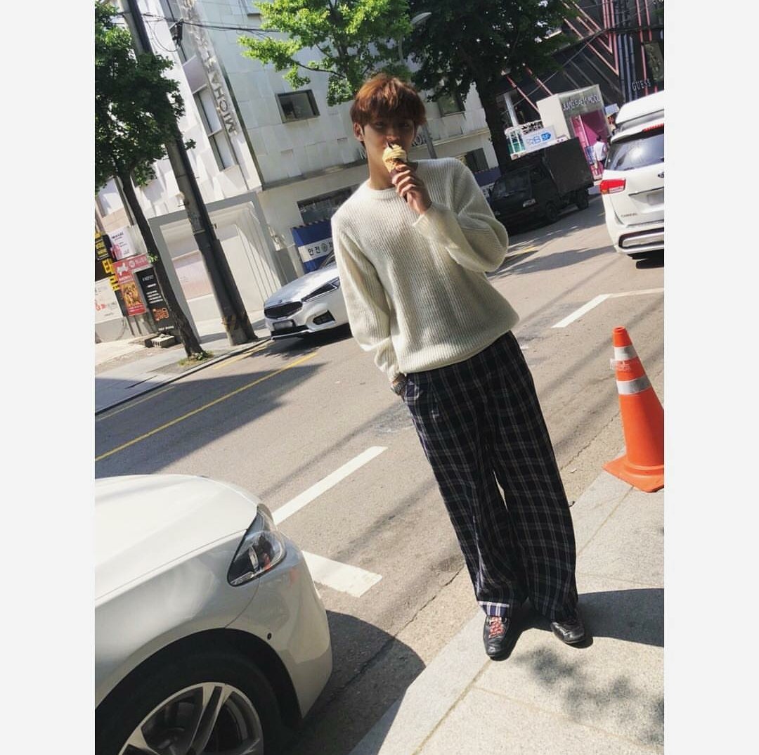 uygnim's tweet image. 180510 min9yu_k:
Dino-ya you said you will take the photo nicely but my face can&apos;t be seen at all #sigh #forgetit #myfault