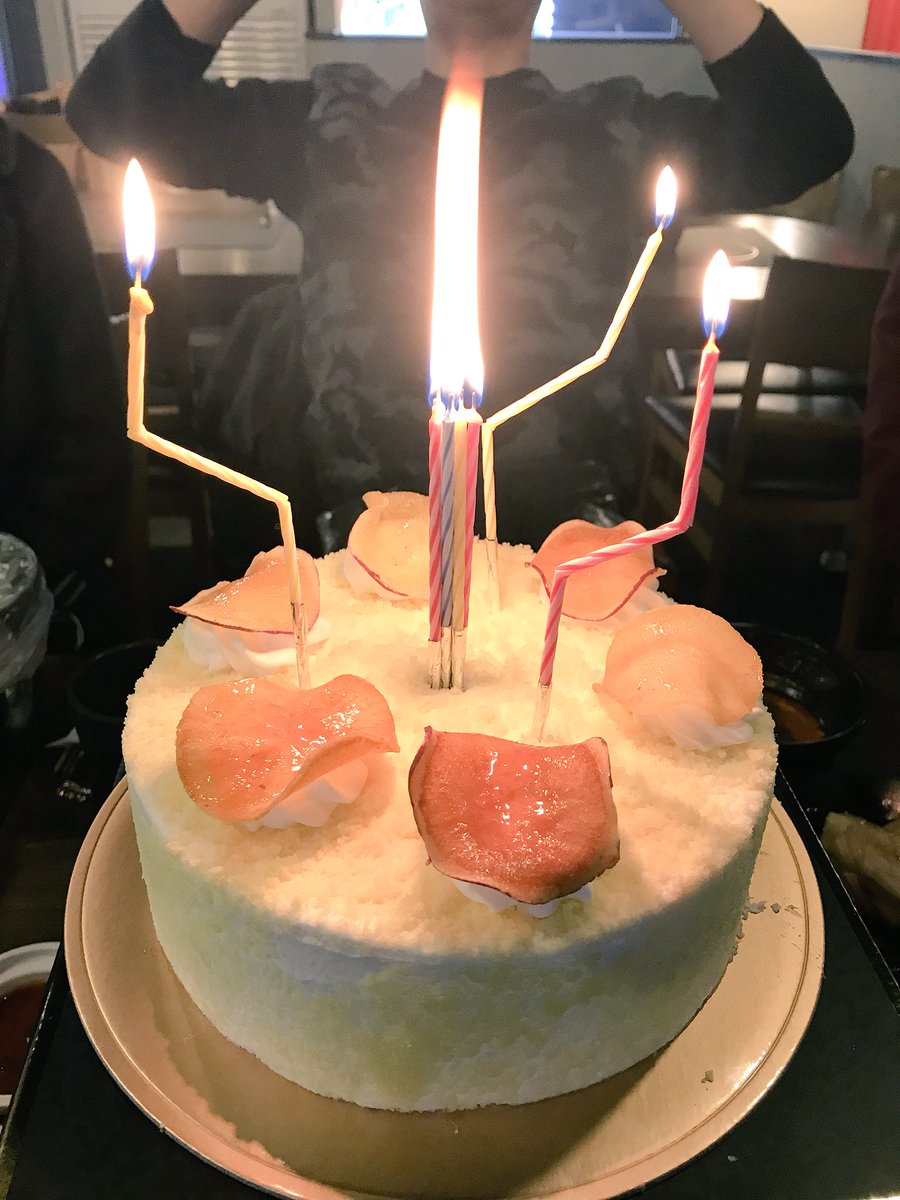 孔 大維 コン テユ 공 대유 最近は韓国ではこうやって 誕生日ケーキのロウソクを折るのが流行ってるそうです そして ケーキ コグマケイッ 고구마케익
