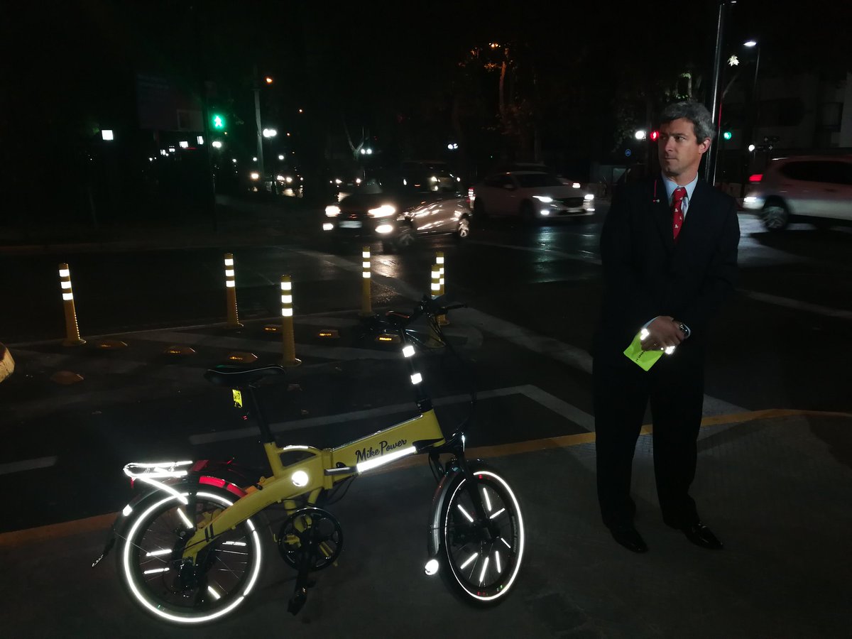 conaset's tweet photo. Ahora en @canal13 el Secretario Ejecutivo @lstuven entrega recomendaciones sobre uso de reflectancia en bicicletas y conductores que circulan en lugares oscuros y con poca visibilidad #cambiodehora #seguridadvial #leydeconvivenciavial #reflectancia #ciclovías https://t.co/6HRtnvZiGZ