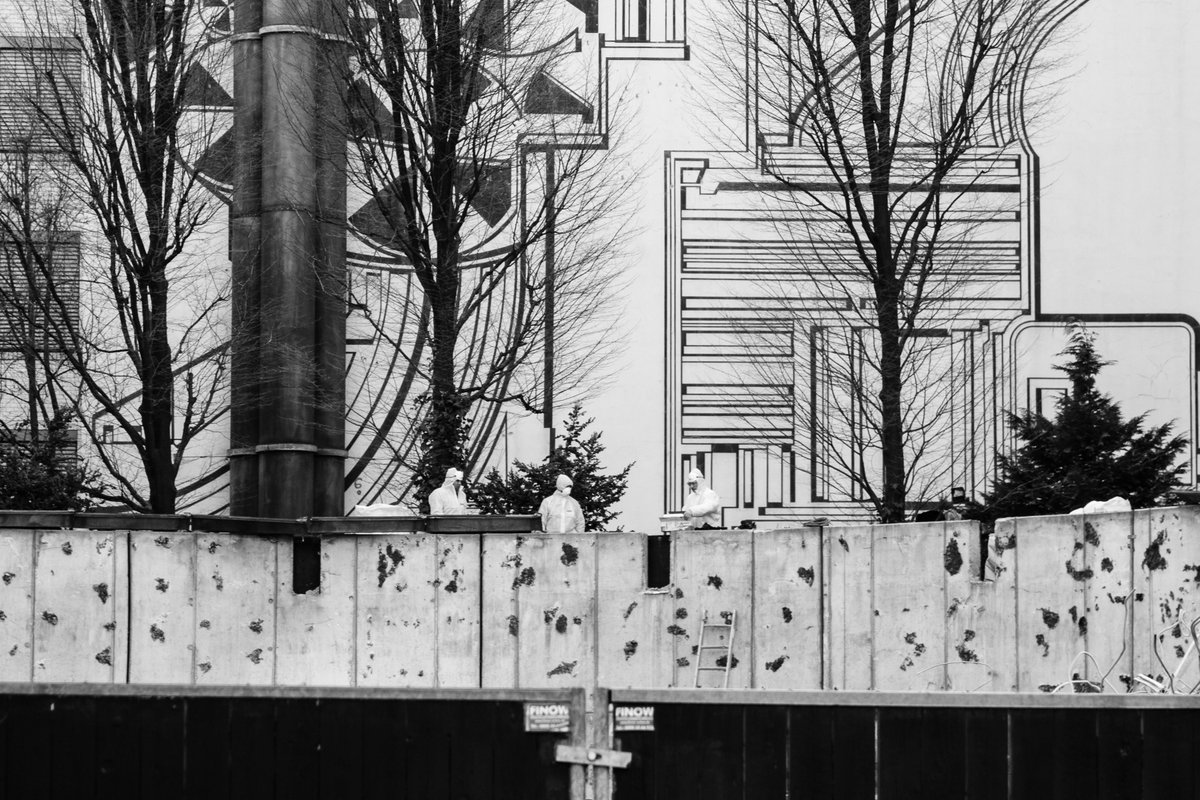see_in_berlin's tweet photo. Dangerous job
#Berlin #IG_Berlin #berlinpage #streetsofberlin #iloveberlin #berlinstagram #diestadtberlin #visit_berlin #berlin2go #streetphotographyberlin
#streetphotography #streets #ourstreets #streetview #street_photo #streetlife #urbanlandscape #urbanandstreet #citylove https://t.co/50wYU9WEAu