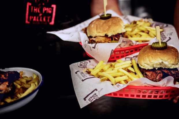 East Coast USA meets West Country UK at the <a href="/pigandpallet/">PigandPallet</a> in #Devon. Read where else to eat and drink here: buff.ly/2Hu2KDE