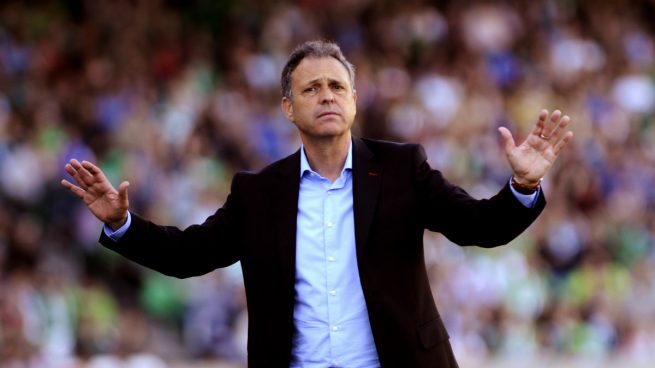 CADeportivas's tweet photo. luckia_es: Caparrós: "El Betis está contento porque va a jugar en una competición donde el Sevilla es el rey". 

Empieza a calentarse el #BetisSevilla https://t.co/cXHnVw5Kbo