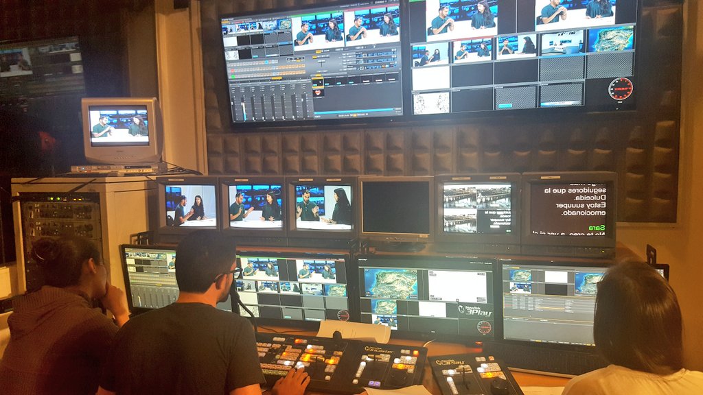laprofedetele's tweet photo. A punto de terminar el programa 'Unos cuantos' de alumnos de 4° de #CAV de @fcomsalamanca. Al frente de realización, @alfredoanton. Estamos en #FormatosTV y estamos #EnDirecto. 📺 https://t.co/1mnVZmekeR