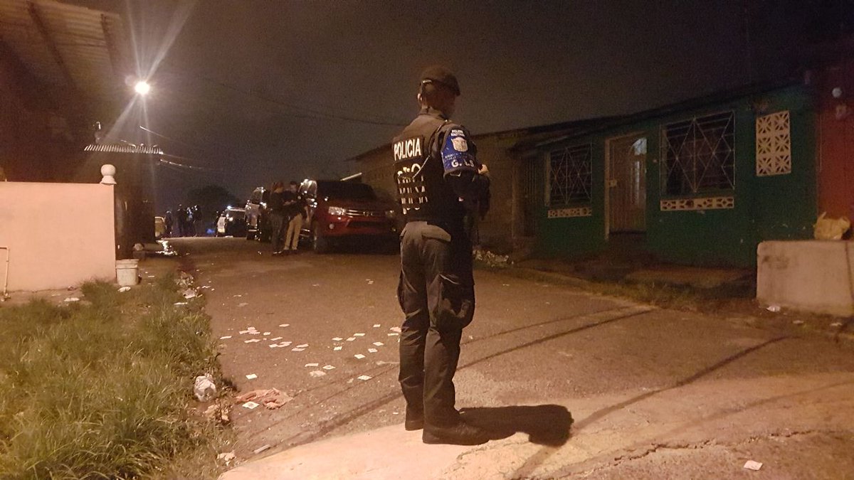 policiadepanama's tweet photo. #AEstaHora Más de 300 unidades policiales llevan a cabo una operación denominada “Gedeón” en la provincia de Colón, en busca de miembros de grupos criminales de pandillas #ManoFirme #FTCÁguila @PGN_PANAMA https://t.co/rLkA9Z8y7F