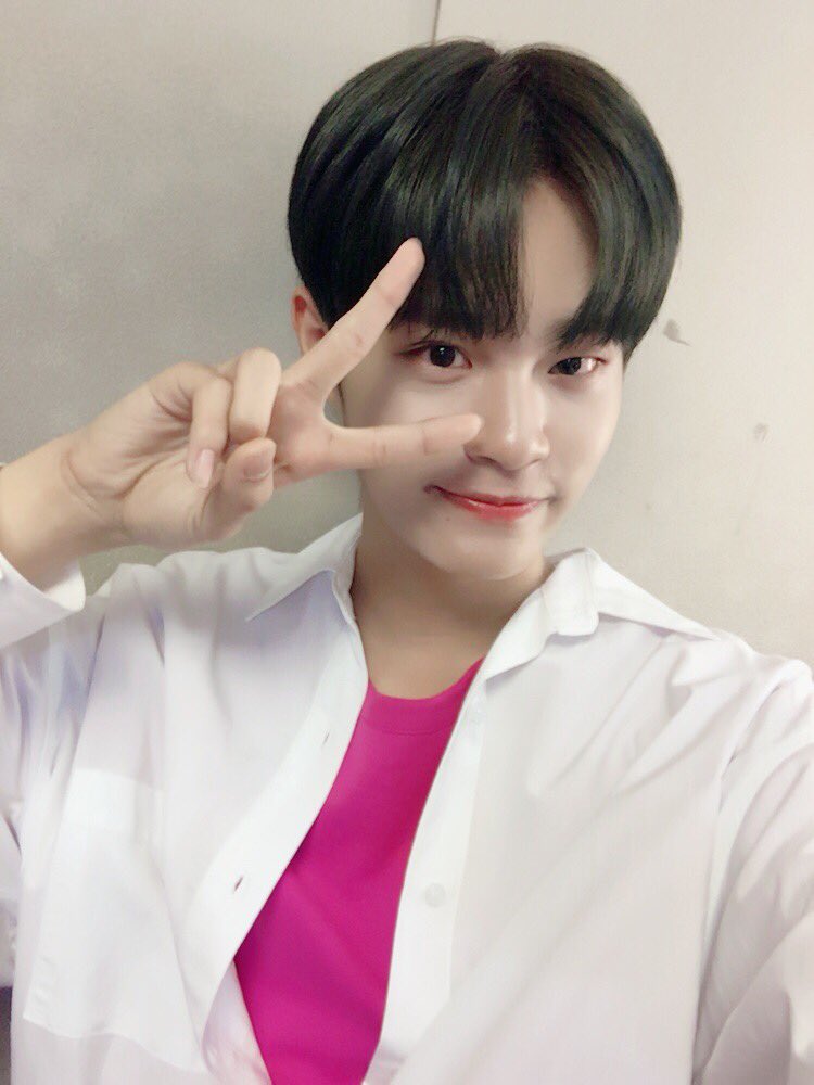 WannaOne_twt's tweet photo. [#워너원데이] 프로다운 모습과 동시에 상큼한 진행을 보여준 우리 MC휘🍓 대휘와 함께 하는 목요일은 더없이 행복해요(*´꒳`*) https://t.co/qQSopZR1RU