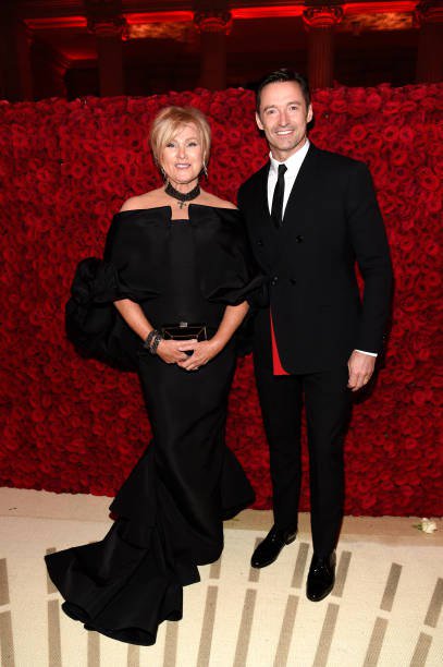 HughJackMania's tweet photo. #HughJackman and #DeborraleeFurness  attend the Heavenly Bodies: Fashion &amp; The Catholic Imagination  Costume Institute Gala at The Metropolitan Museum of Art on May 7, 2018  in New York City. https://t.co/oCBB7RmNM9